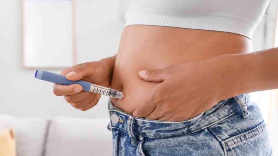woman injecting weight loss injection